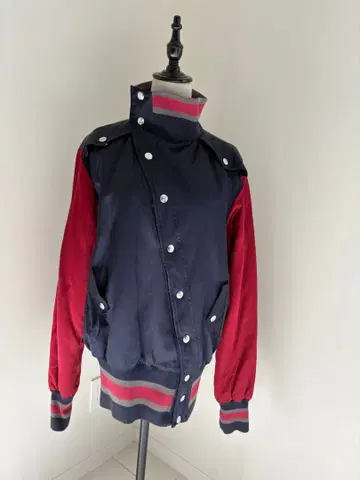 네이비와 빨간색 자수 점퍼