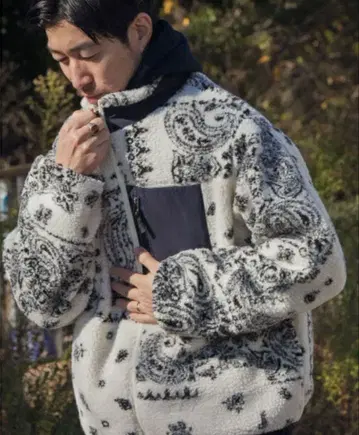 어반 리서치 반다나 패턴 집업 보아 블루종 화이트(오프) L 사이즈