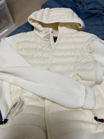 화이트 후드 부착 다운 자켓