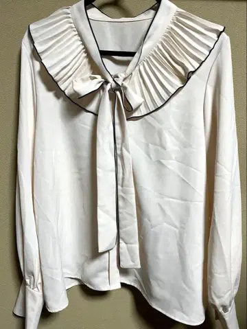 JILLSTUART 리본 프릴 블라우스