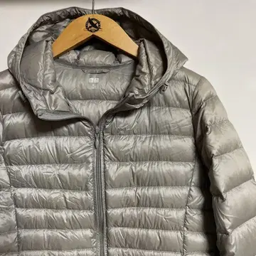 [ UNIQLO ] 유니클로 M 울트라 라이트 다운 후디드 코트 그레이지