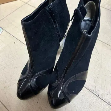 미사용 택 포함 언타이틀 블랙 스웨이드 에나멜 부티