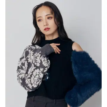 숄더 플라워 샤기 니트