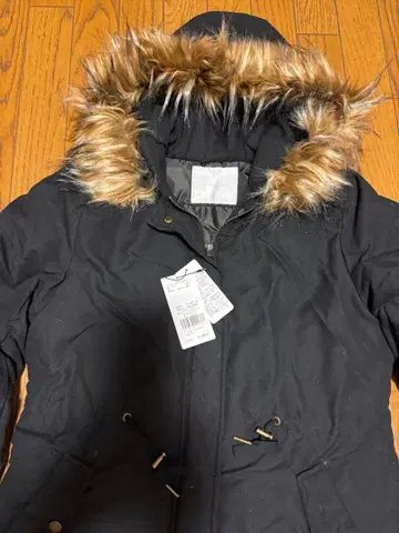 퍼 달린 블랙 다운 자켓