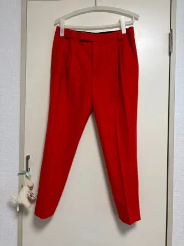 콩트와르 데코토니에 빨간색 팬츠 슬랙스