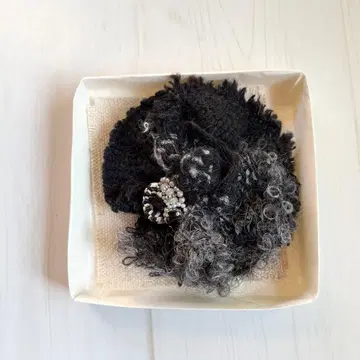 핸드메이드 손뜨개 코사지 브로치 백참 겸용 블랙 그레이 A-45