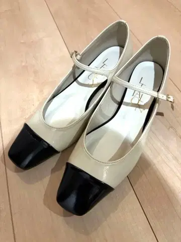 베이지와 블랙의 토캡 하이힐