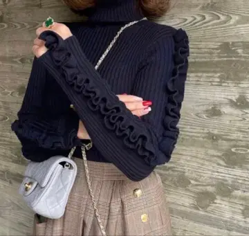 Cgyne 시뉴 프릴 블랙 터틀넥 스웨터