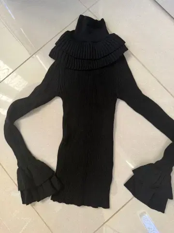 Cygne 넥 프릴 리브 터틀 니트 블랙