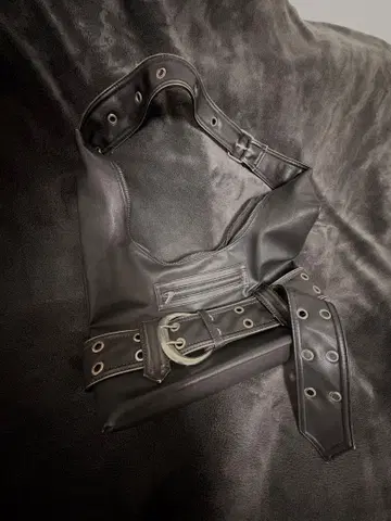 가죽 숄더백 블랙 아이렛 디자인