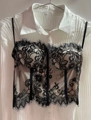 블랙 레이스 뷔스티에 플라워 자수