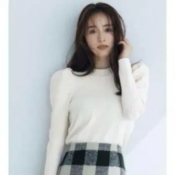 LOUNIE 퍼프 슬리브 화이트 니트 상의