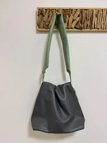 그레이와 그린 숄더백