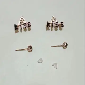 새상품 미사용 키스 디자인 골드 귀걸이 블랙