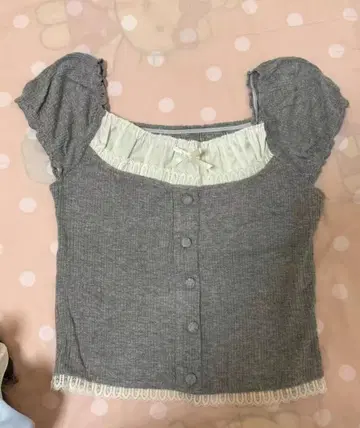 그레이 프릴 포함 T셔츠