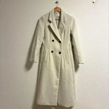 화이트 롱 코트