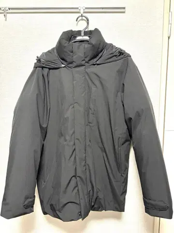 블랙 후드 부착 다운 자켓