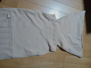 베이지 후드 부착 슬리브리스 니트