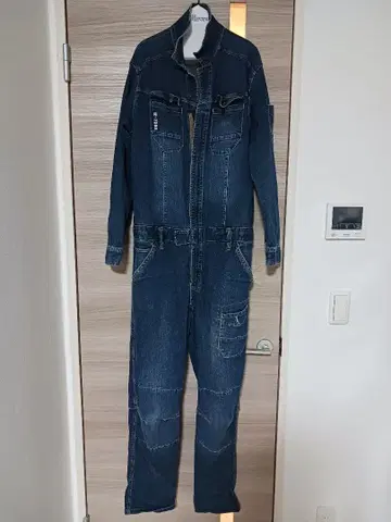 세련된 데님 작업복