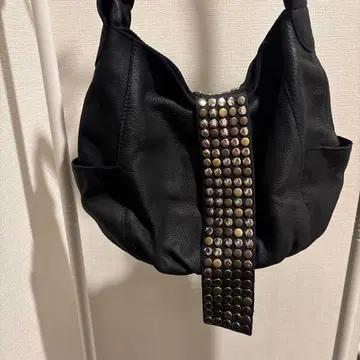 스터드 장식 블랙 가죽 숄더백