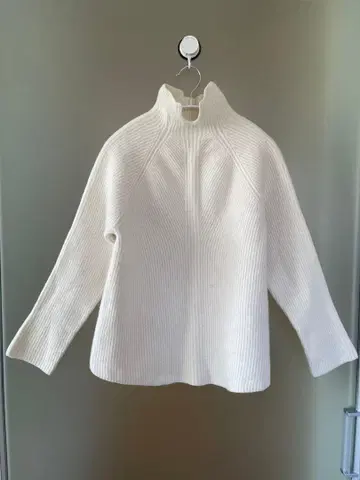 화이트 하이넥 리브 니트 긴팔