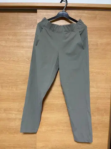 카키색 슬림핏 팬츠