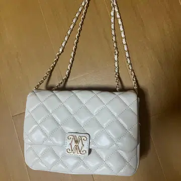 미사용 새상품 INGNI 화이트 퀼팅 숄더백