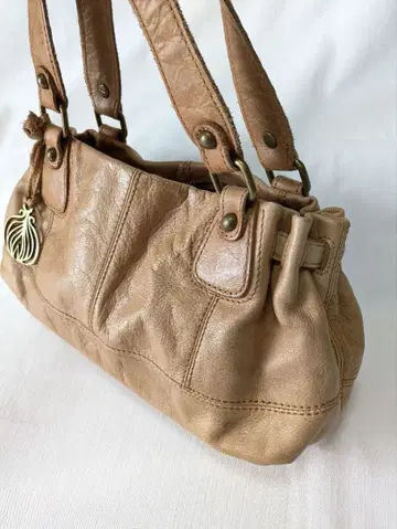 베이지 천연 가죽 핸드백 메탈 참 포함