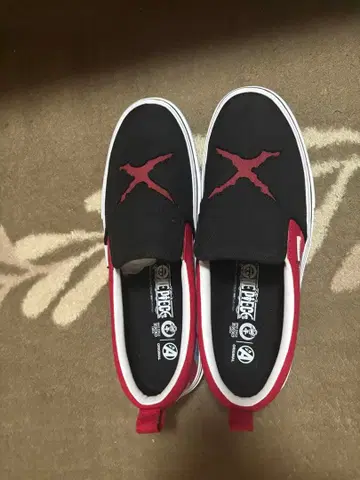 엣지 슬립온 블랙 레드 X자수