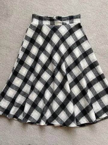 새상품급 OFUON 오프온 체크 무늬 플레어 스커트