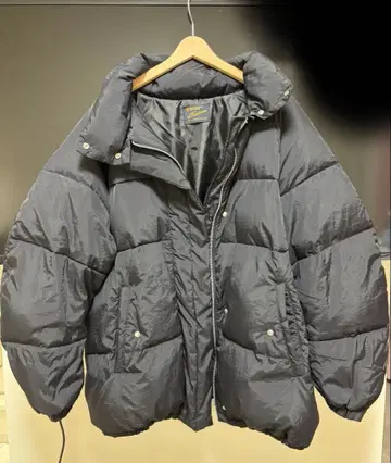 Kastane 래글런 볼륨 패딩 자켓 블랙