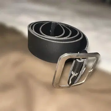 블랙 가죽 벨트 심플한 디자인