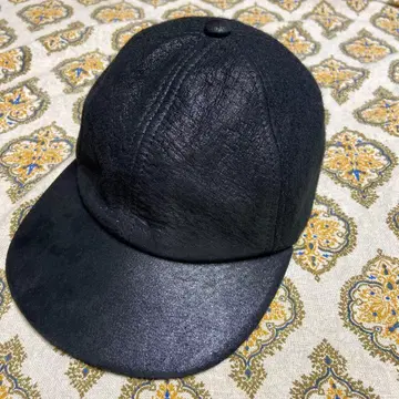 트레이시 와츠 블랙 가죽풍 캡 스냅백식