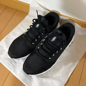 Under Armour DELUXE 블랙 스니커즈