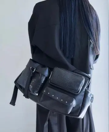 HARE 멀티 포켓 숄더백 블랙