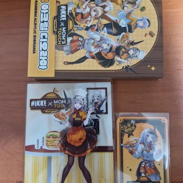 니케 맘스터치 모더니아 아크릴스탠드