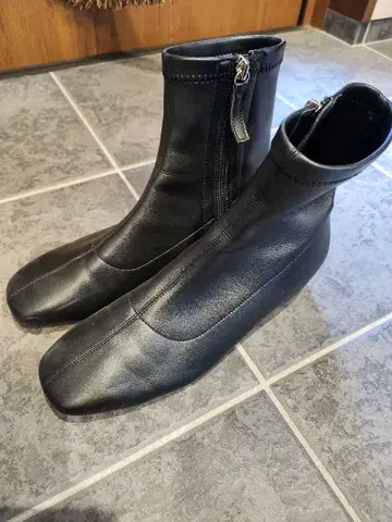 아줄 블랙 가죽 스퀘어토 부티