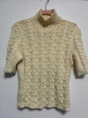 크림색 손뜨개질 하이넥 반팔 니트