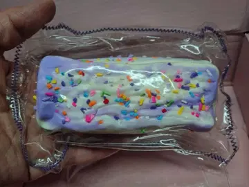 보라색과 화이트 컬러의 스퀴즈