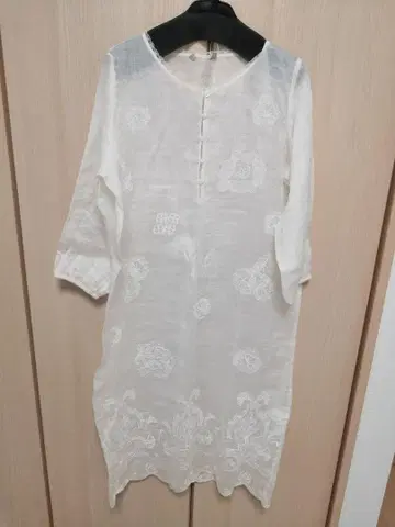 새상품 자수 화이트 긴팔 원피스