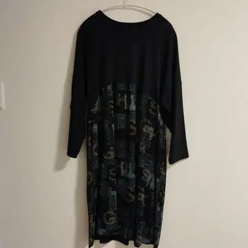 새상품 긴팔 원피스 블랙과 멀티 컬러 디자인