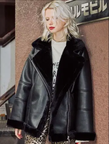 퍼 달린 블랙 라이더 자켓