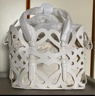 화이트 컷 아웃 디자인 숄더백