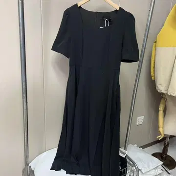 블랙 반팔 무릎 기장 원피스