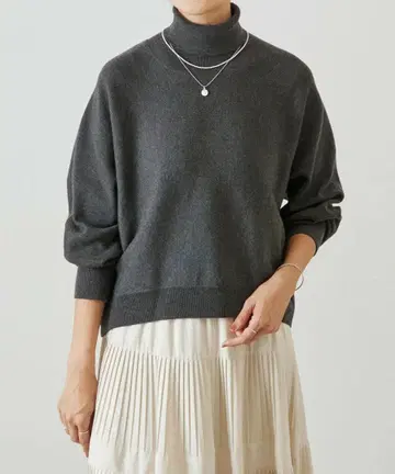 BEARDSLEY 다크 그레이 터틀넥 니트