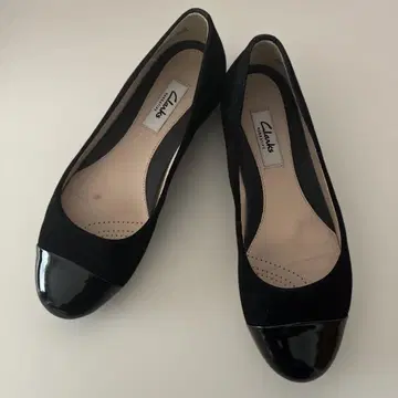 클락스 발레 슈즈 블랙 에나멜 스웨이드 로우힐