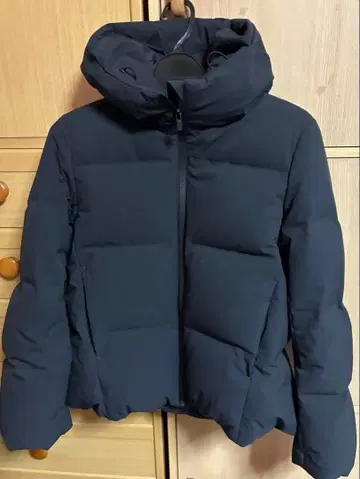 유니클로 심리스 다운 후드티 블랙 S 사이즈