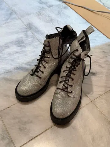 실버 글리터 하이컷 부츠