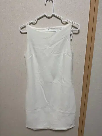 화이트 슬리브리스 원피스