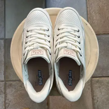 스케쳐스 화이트 스니커즈